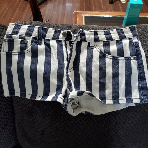 Short shorts - Picture 1 of 1